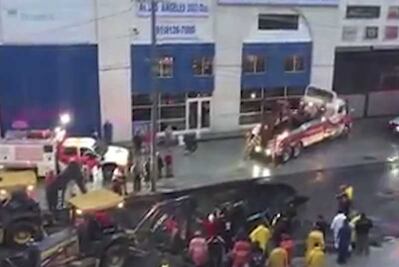 Coche cae en socavón en Monterrey