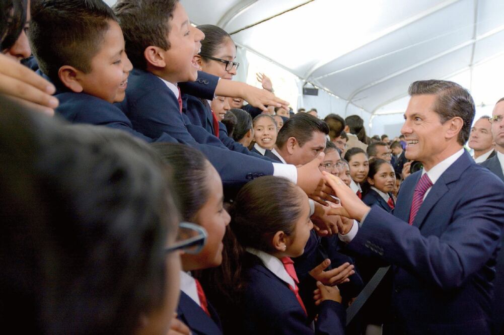 El presidente Enrique Peña Nieto se reunió en la Residencia Oficial de Los Pinos con niños de toda la República que resultaron ganadores en la Olimpiada del Conocimiento 2017. (PRESIDENCIA)