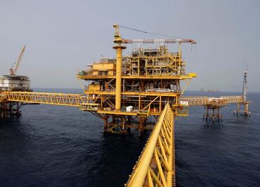 Pemex respira por mejora en petroprecios y más ventas
