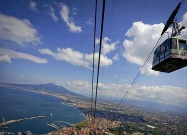 Mueren cuatro personas, al romperse cable de teleférico en Nápoles; otra está en estado grave