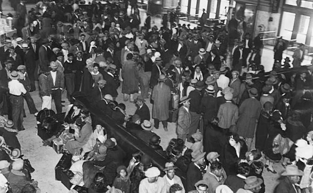 Repatriación de mexicanos en Los Ángeles, 1932. En mayo de 1929, José Vasconcelos publicó en EL UNIVERSAL su editorial “Mexicanos en Babilonia”: “por donde el mexicano abunda, la hostilidad contra él se hace violenta. Se le toleraba cuando había trabajo y escasez de brazos baratos; pero hoy los nuestros sienten los rigores de la persecución. Porque persecución es Ley Box”. Foto: Wikimedia Commons