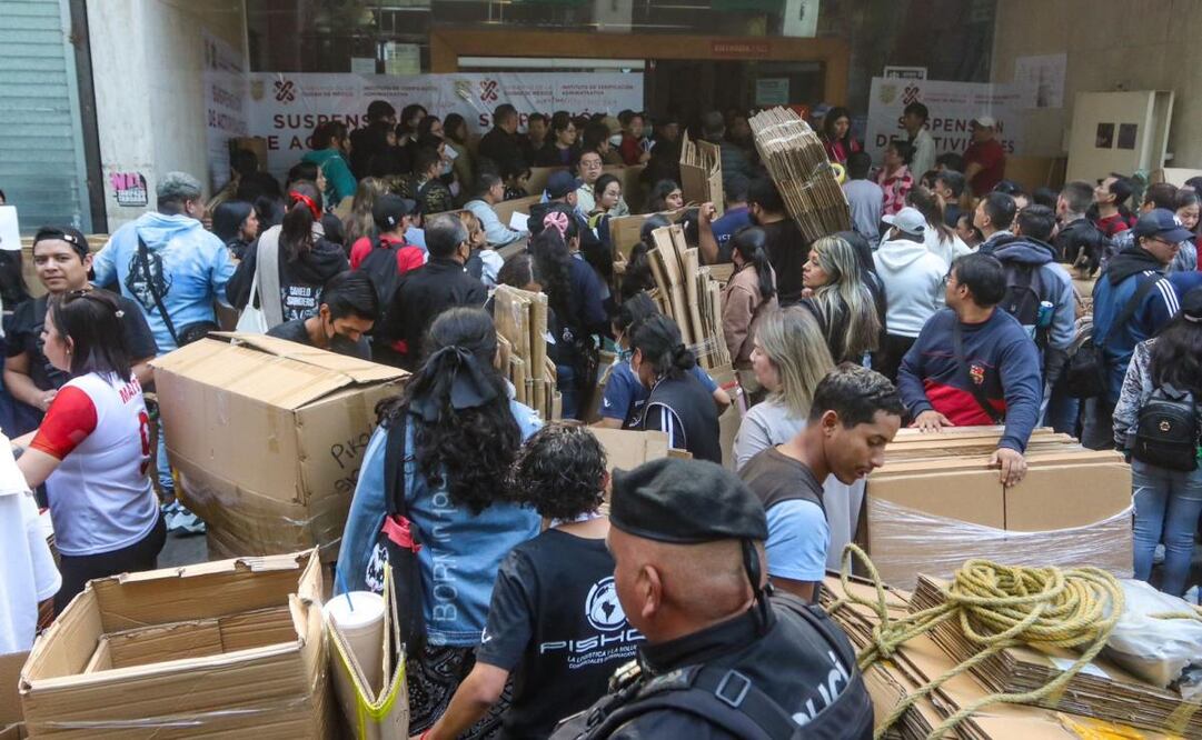 Locatarios de Izazaga 89 retiran sus productos (04/12/2024). Foto: Axel Sánchez/ EL UNIVERSAL