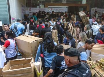 Plaza Izazaga 89: Comerciantes retiran su mercancía; estiman que tardarían 2 semanas en vaciar el lugar
