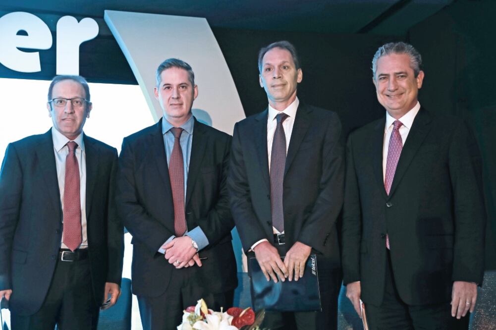 arco Antonio Slim Domit (izq.) comentó que los bancos en México están invirtiendo en nuevos productos ante el desarrollo de las fintech (ALEJANDRA LEYVA. EL UNIVERSAL)