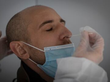 Francia reduce a 7 días el aislamiento de contagiados de Covid-19 si están vacunados