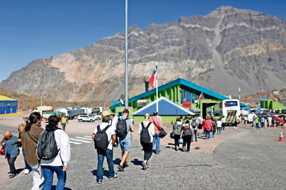Miles de personas están cruzando la frontera entre Argentina y Chile, en Los Andes, para estar presentes durante la visita del papa Francisco a suelo chileno (PABLO SANHUEZA. REUTERS)
