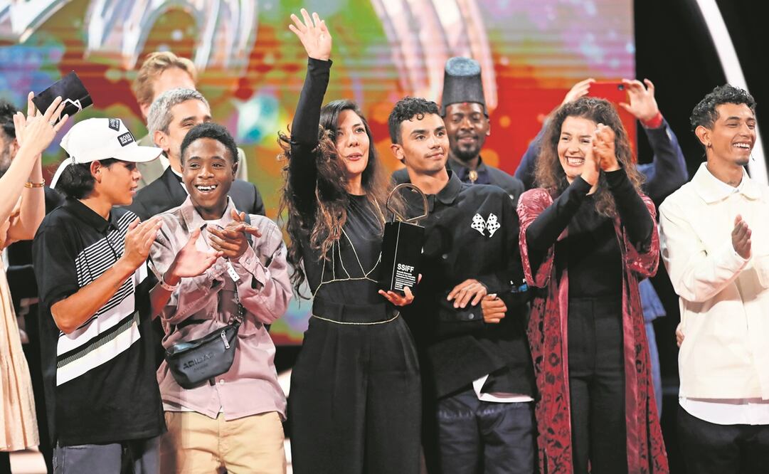 Mora (al centro) se alzó ayer en el cierre del festival español.