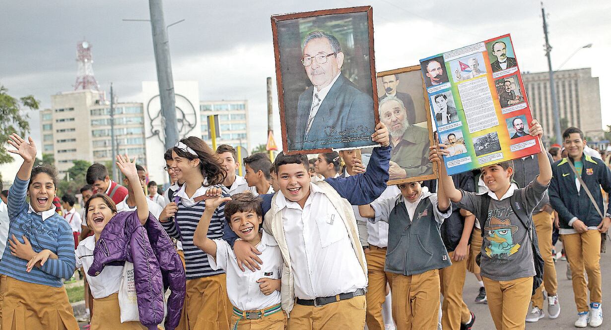 Jóvenes cubanos reunidos en la Plaza de la Revolución para participar en el desfile con motivo del natalicio de José Martí, en enero pasado. Foto: ALEJANDRO ERNESTO. EFE