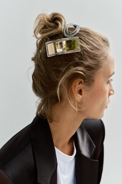 Esta temporada, los accesorios reaparecen con acabados más actuales. Foto: Zara