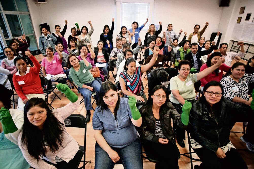 Marcelina Bautista (en primer plano, a la izq.) se convirtió en la primera secretaria general del Sindicato Nacional de Trabajadores y Trabajadoras del Hogar, trinchera desde la cual lucha por los derechos laborales de ese sector (IVÁN STEPHENS)