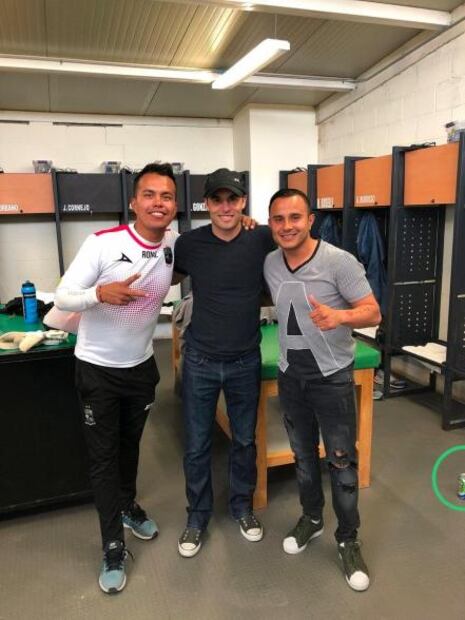Jugadores de León reciben con bebidas alcohólicas a Landon Donovan