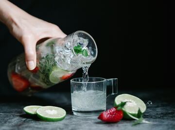 5 formas fáciles y rápidas de darle sabor al agua simple