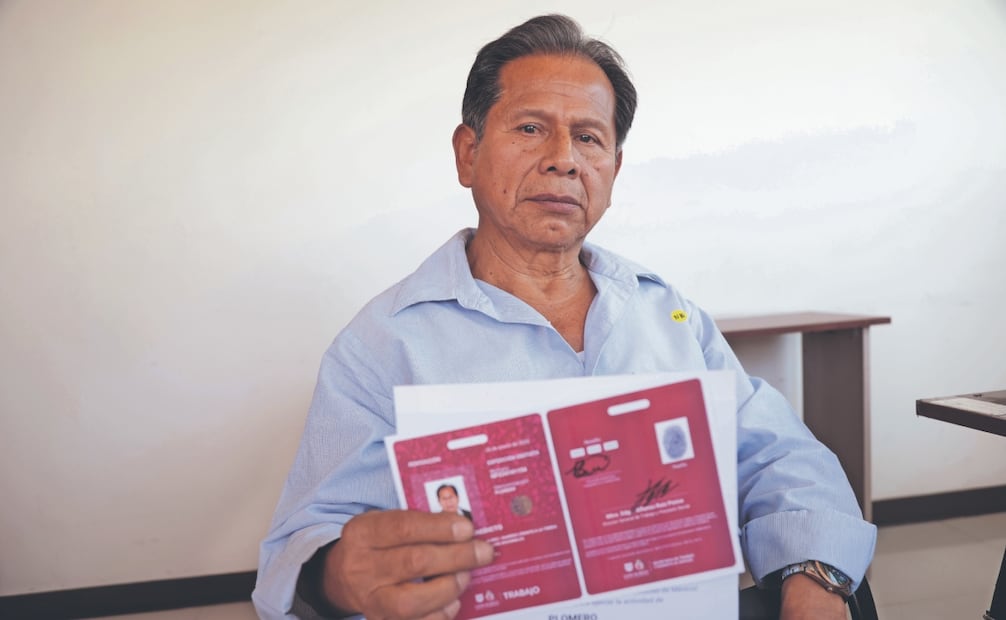 Benedicto Núñez es plomero desde 1985; realizó el trámite por primera vez en 2002 y cada año acude a renovar su registro.  Foto: de Carlos Mejía