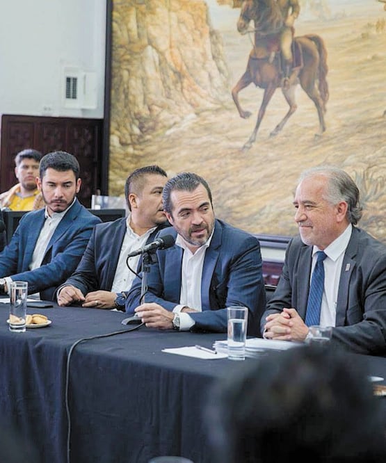 El rector de la Universidad Autónoma del Estado de Morelos, Gustavo Urquiza Beltrán (der.) anunció que presentará un plan de austeridad para la institución con proyección a cinco años. Foto/ESPECIAL