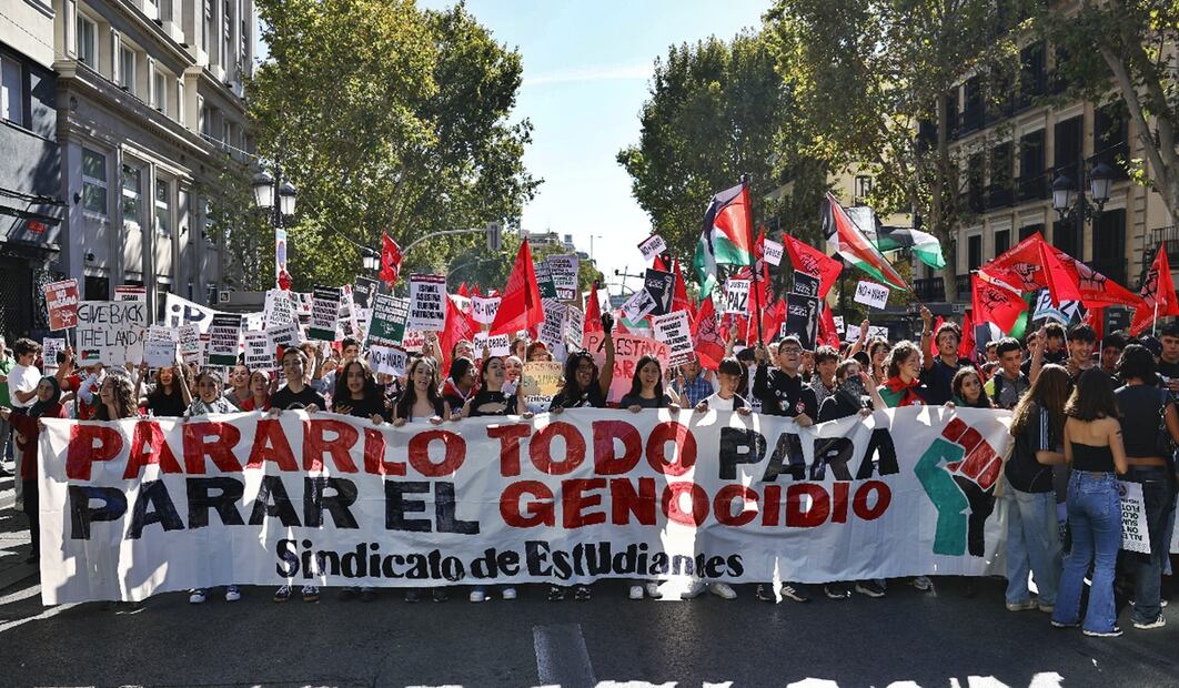 Estudiantes de Madrid participan en la marcha convocada por el Sindicato de Estudiantes bajo el lema, “Paremos el genocidio contra el pueblo palestino” y en solidaridad con la Flotilla Global Sumud, tras la interceptación de barcos por parte de la armada israelí, en España, el 2 de octubre de 2025. Foto: EFE