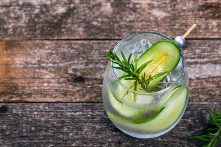 Prepara cocktails con ginebra