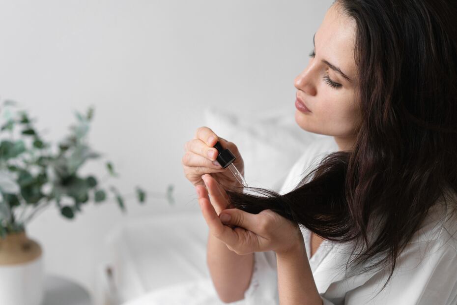 Apuesta por shampoos y cremas especiales para canas. Foto: Freepik