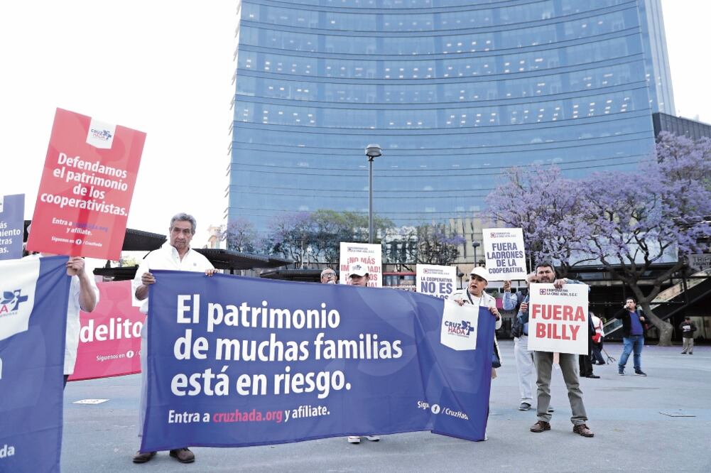 Aproximadamente 50 socios y trabajadores acudieron a las instalaciones de la Fiscalía General de la República (FGR) a presentar las denuncias por presunto lavado en Cooperativa Cruz Azul. (IVÁN STEPHENS. EL UNIVERSAL)