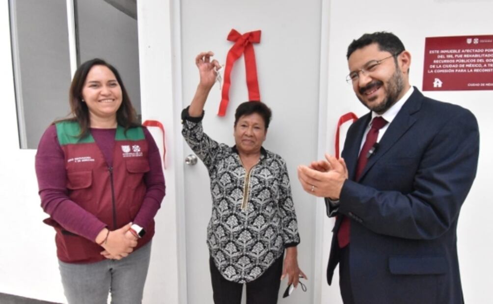 Gobierno de CDMX entrega 20 viviendas a damnificados por sismos de 2017