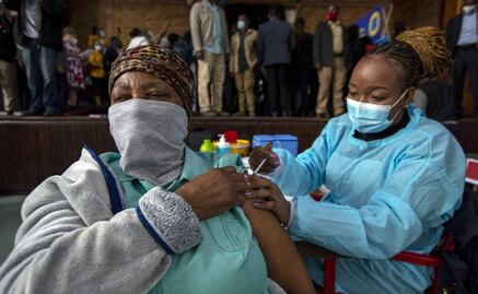 "Altamente improbable" que variante ómicron se propague entre vacunados: investigador de vacuna AstraZeneca