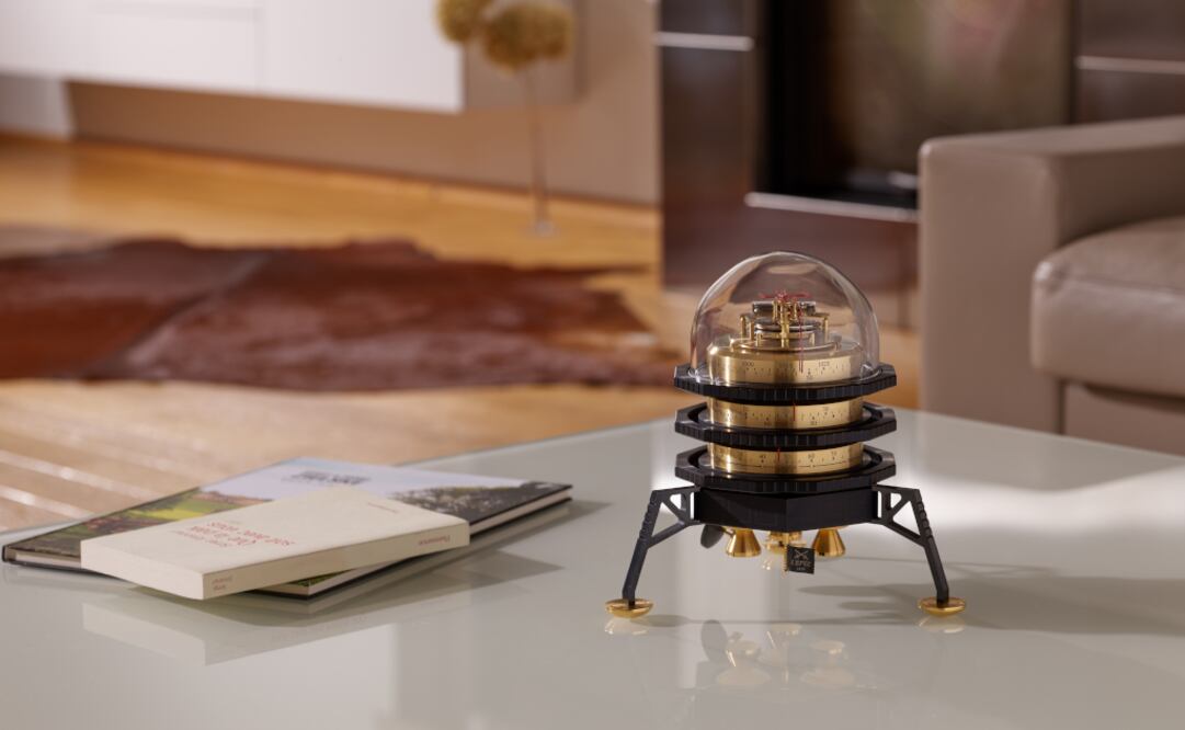 Esta pieza se ensambló con tres instrumentos meteorológicos —un higrómetro, un barómetro y un termómetro— que efectúan predicciones meteorológicas.