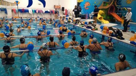 Se realizó la clase de natación más grande del mundo