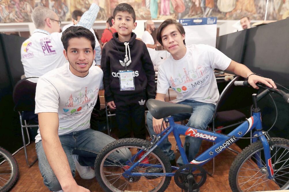 En 72 horas, 15 equipos de diversas universidades del país, apoyados por Tikkun Olam Makers, trabajarán en diversos proyectos de innovación que ayuden a 15 niños a resolver sus problemas de movilidad. Foto: ARIEL OJEDA. EL UNIVERSAL