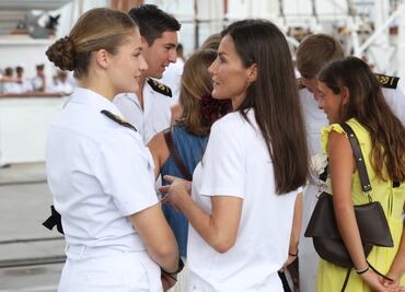 Reina Letizia recibe a la princesa Leonor, durante escala del buque escuela Elcano en Panamá; es su primer encuentro desde enero