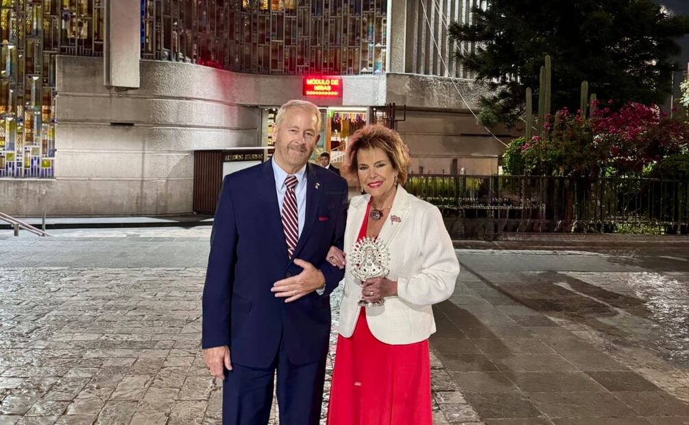 El nuevo embajador de Estados Unidos en México visitó junto a su esposa Alina el recinto religioso para pedir sabiduría y fuerza en esta responsabilidad. Foto: Especial