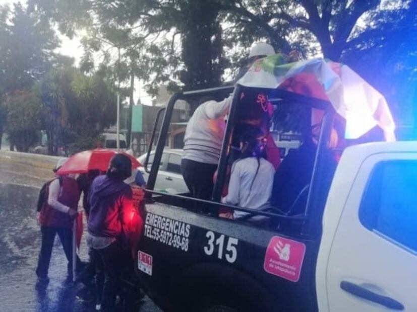 Afectaciones por lluvia llegan hasta Ixtapaluca; trasladan a personas en lanchas