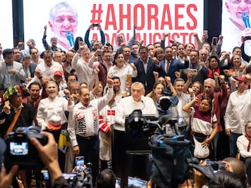 Leonel Godoy inscribe a Adán Augusto López en convocatoria de Morena