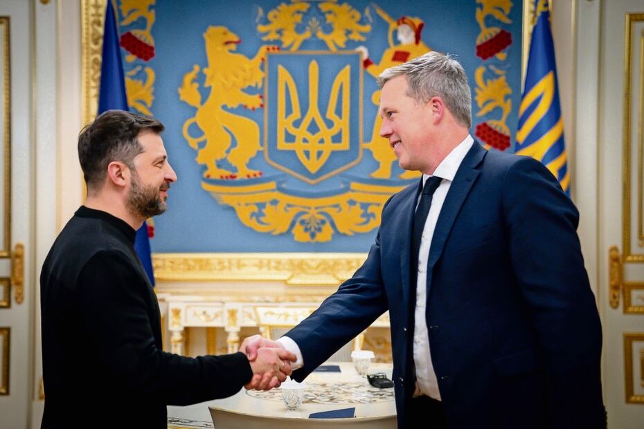 El presidente Volodimir Zelensky y el secretario del Ejército de EU, Dan Driscoll. Foto: de AP