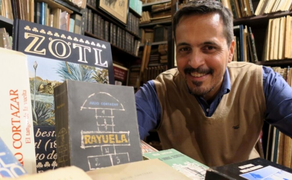 El mayor coleccionista de la obra de Cortázar y su "obsesión bien usada"