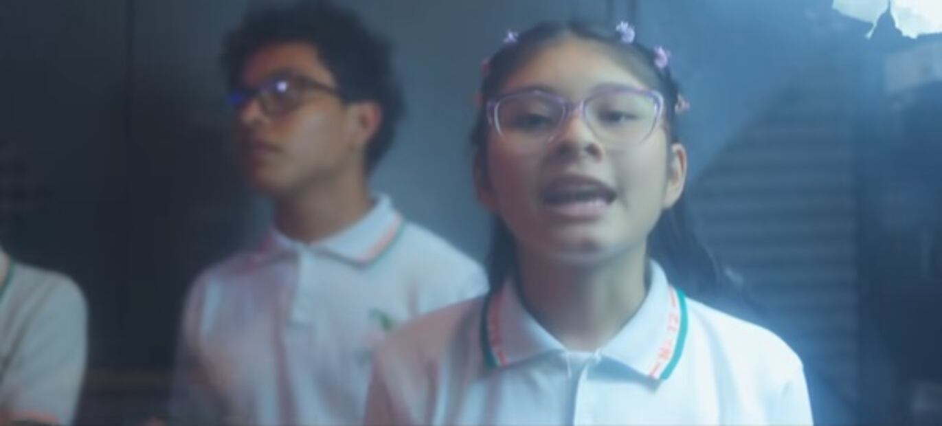 Alumnos tocan "17 años" de Los Ángeles Azules con instrumentos reciclados y pasan de año