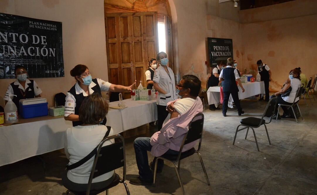 Vacunación antiCovid de Pfizer de adultos mayores en García, Nuevo León. Foto: Emilio Vásquez / EL UNIVERSAL