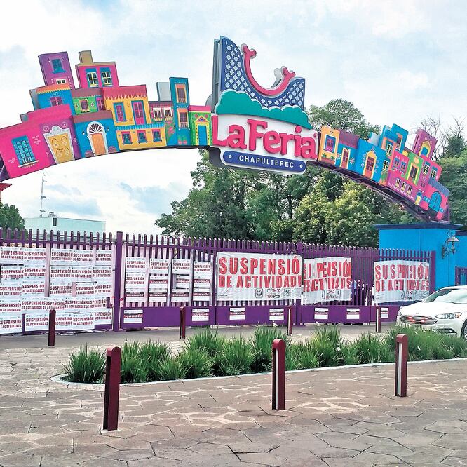 Autoridades locales colocaron sellos de suspensión de actividades en la entrada al parque de diversiones, para esclarecer el accidente que dejó dos muertos. SALVADOR CORONA. EL UNIVERSAL