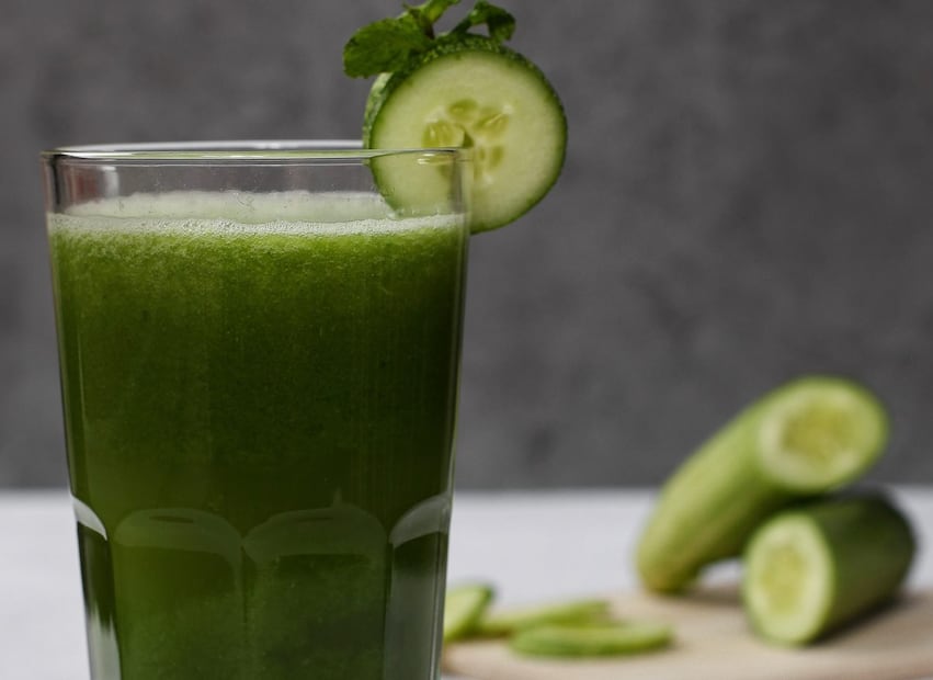 El jugo de pepino y limón te puede ayudar a bajar de peso / Foto: Unsplash