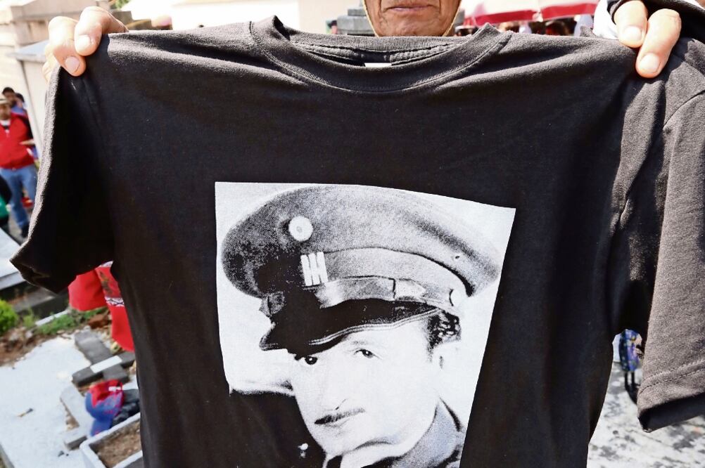 Playeras con la imagen de varias de sus películas se vendían a 100 pesos (FOTOS: BERENICE FREGOSO Y CARLOS MEJÍA. EL UNIVERSAL)