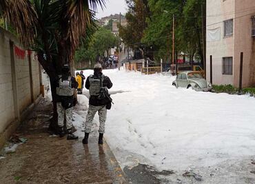 Contaminación en Presa Los Cuartos provoca espuma en calles de Naucalpan