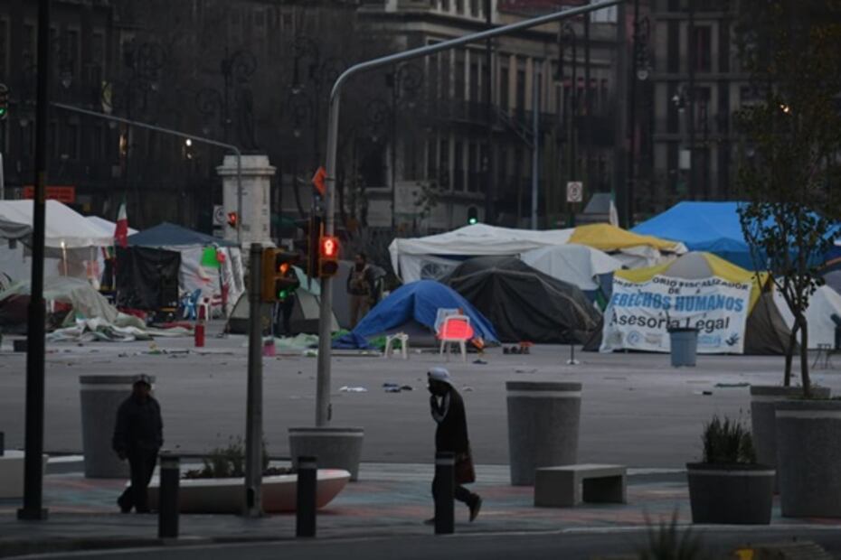 Así amanece la plancha del Zócalo tras el retiro de casas de campañas del Frente Anti AMLO