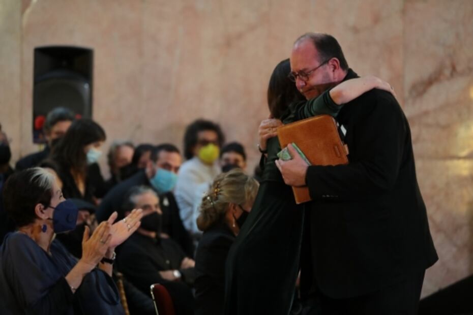 Entre anécdotas, aplausos y lágrimas despiden a Mario Lavista