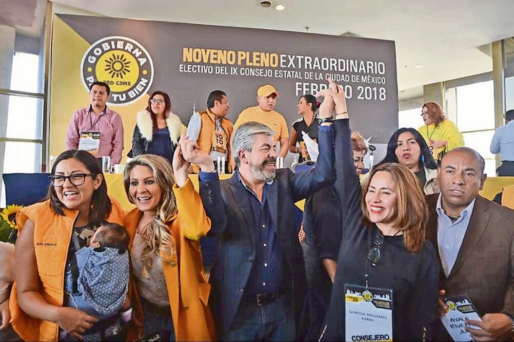 Feliz por las negociaciones logradas, el dirigente capitalitano del sol azteca, Raúl Flores, le envió un mensaje a Morena: a pesar de sus intentos por minimizarlos, la fuerza del PRD sigue vigente y para arriba. (DIANA VILLAVIVENCIO. EL UNIVERSAL)