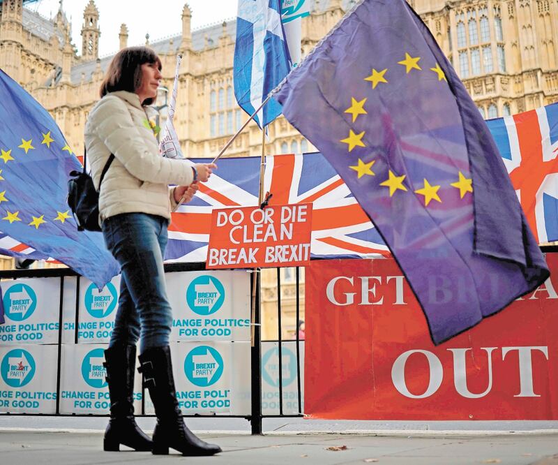 Una activista anti-Brexit sostiene una bandera de la Unión Europea frente a la Abadía de Westminster. TOLGA AKMEN. EL UNIVERSAL