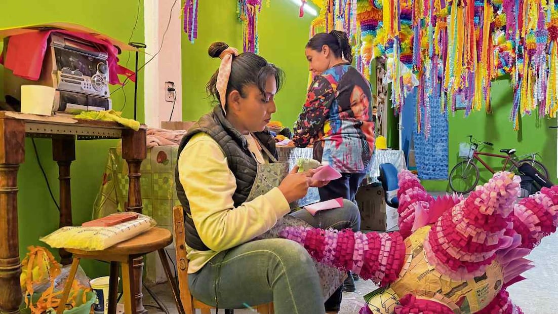Entre orgullo, trabajo en serie y piezas exportadas a Europa, la familia de Romanita se prepara para participar en la Feria Internacional de la Piñata, actividad que puso al municipio mexiquense en el mapa mundial. Foto: Benjamín Becerril / EL UNIVERSAL