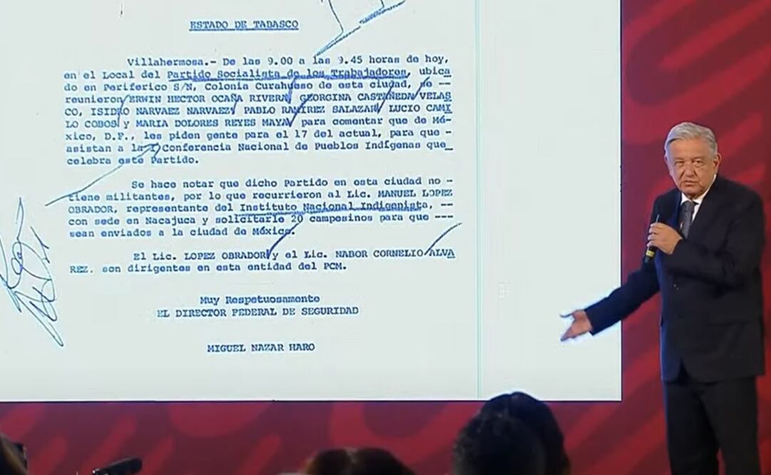 López Obrador leyó el expediente que da cuenta que lo espiaron. Foto: Captura de pantalla