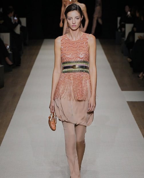 Lucy Markovic en el desfile de la colección primavera/verano 2025 de Giorgio Armani. Foto: Especial