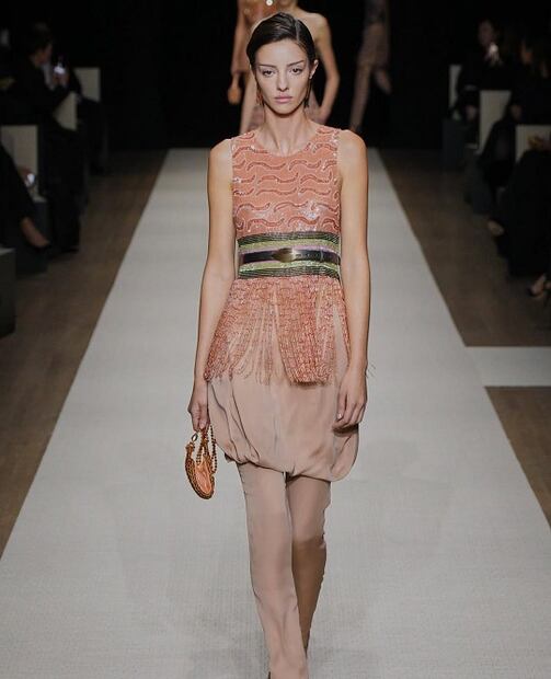 Lucy Markovic en el desfile de la colección primavera/verano 2025 de Giorgio Armani. Foto: Especial