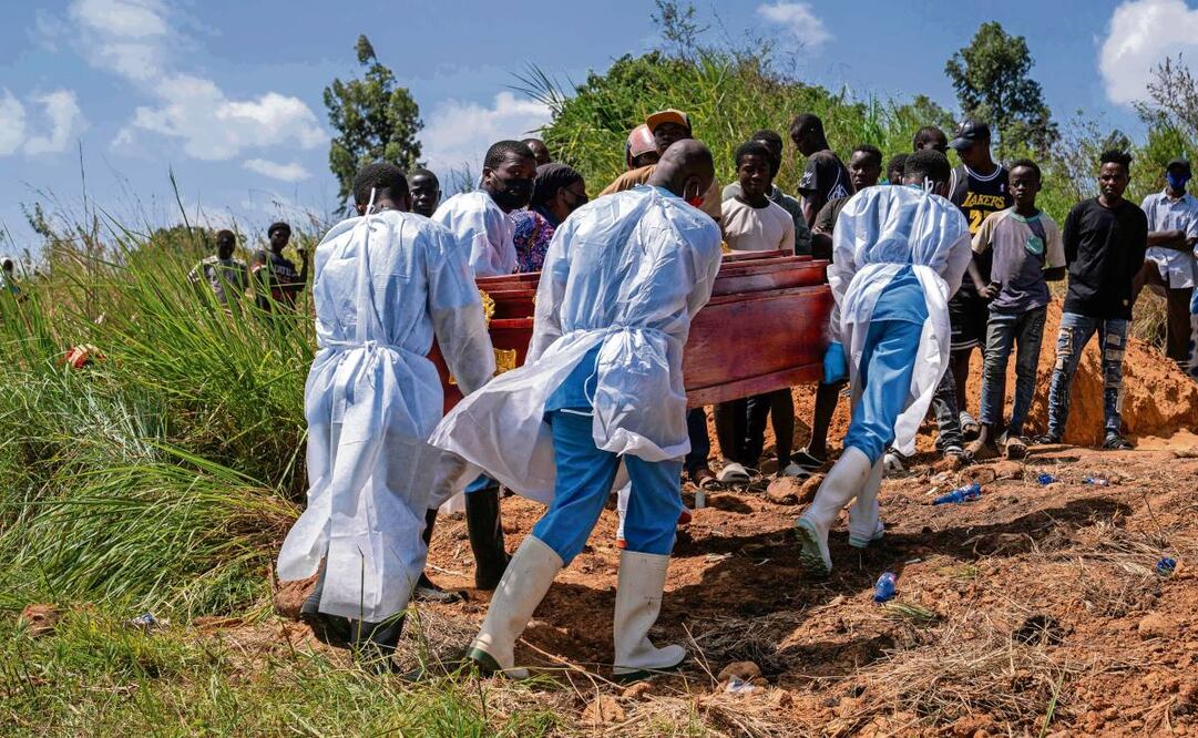 Trabajadores de la salud transportan un ataúd para sepultar a una persona presuntamente fallecida por ébola en Bunia, al este de la RDC. Foto: Glody Murhabazi / AFP