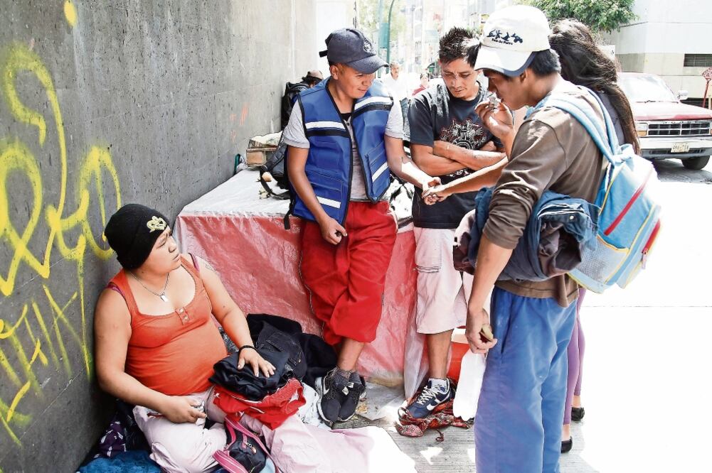 Ayer una persona fue a regalarles ropa a los jóvenes que se encuentran en la calle de Artículo 123 y Humboldt (ARIEL OJEDA. EL UNIVERSAL)