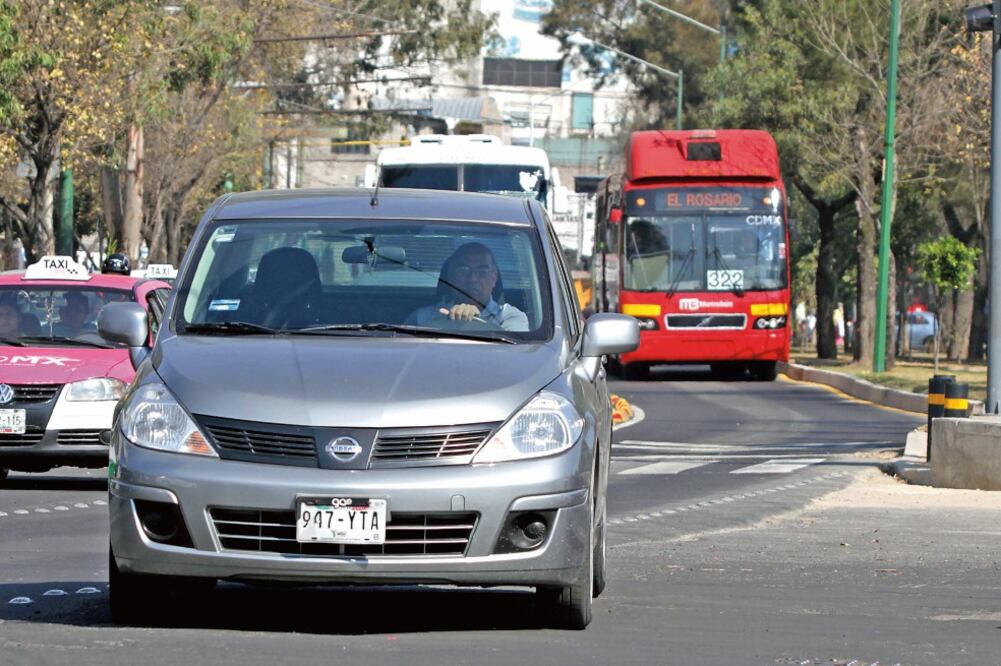Piden no invadir el carril del Metrobús, ya que se pone en peligro la vida tanto de los automovilistas como de los usuarios de este medio de transporte público. FOTO: CARLOS MEJÍA. EL UNIVERSAL)